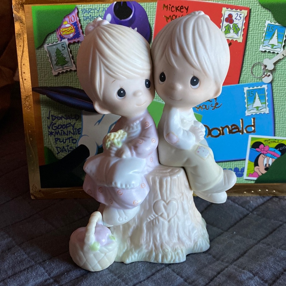 Precious Moments Love one Another figurine